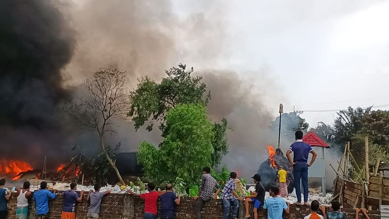 বিগবস কারখানায় আগুন। আজ বুধবার দুপুরে গাজীপুরের কাশিমপুরের ভবানীপুর এলাকায়